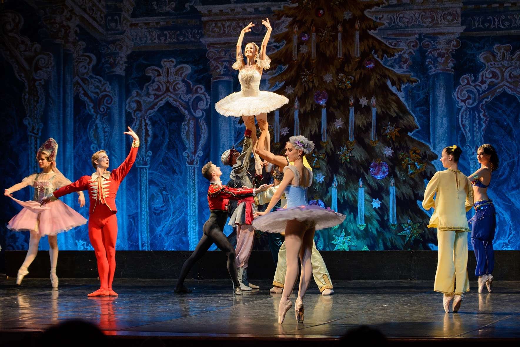 El Ballet Nacional Ruso, durante un momento de la representación // FABIO ALONSO