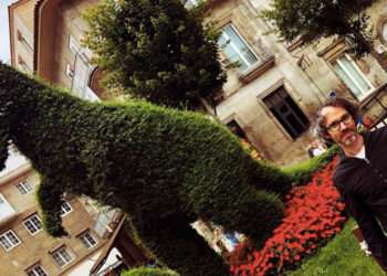 El pianista James Rhodes junto al Dinoseto en una visita a Vigo