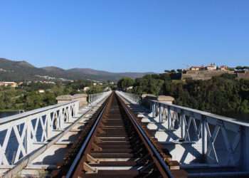 Actual vía de tren entre Galicia y Portugal, en Tui, sobre el viejo puente internacional