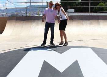 Pity Domínguez, director del festival, y Marta Miguez, secretaria xeral para o Deporte, durante la presentación de la edición de 2018