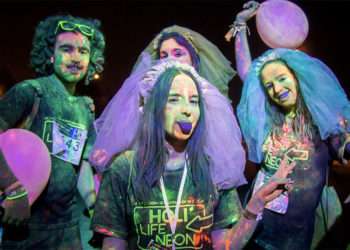 Participantes en la prueba // Holi Life Neon