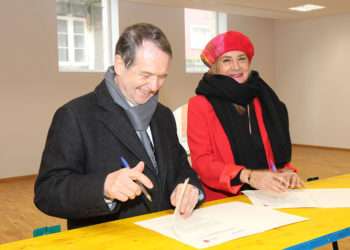 Firma de convenio de cesión del edificio