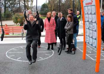 Caballero y Carmela Silva inauguraron la calle Emilia Pardo Bazán // FOTO: DEPUTACIÓN PONTEVEDRA