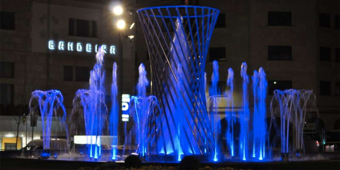 Fuentes de Aragón iluminadas por el Día Internacional del Autismo // Confederación Autismo España