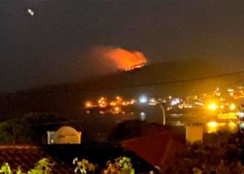 Vista del incendio declarado en Monteferro // FOTO: Toni López (@jalcabaleiro)