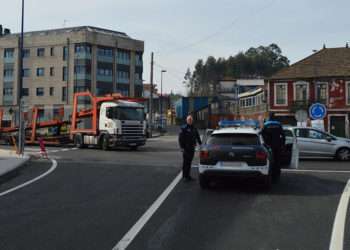 La Policía Local regulando el tráfico en el Alto de Puxeiros en 2019 // CONCELLO DE MOS