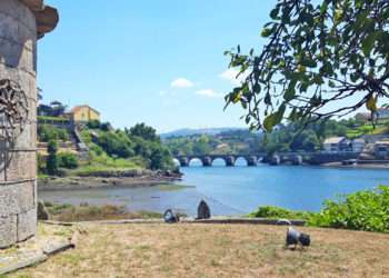 Palomar de la isla de Medal con el puente de Ponte Sampaio al fondo.