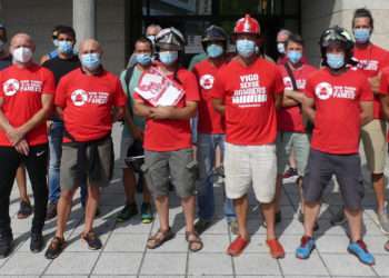 Representantes dos bombeiros perante o Xulgado // CIG