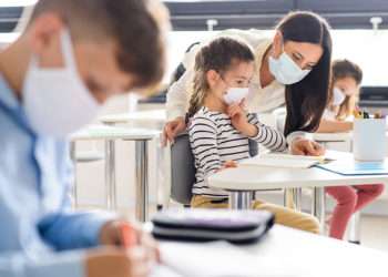 Imagen de niños en un centro educativo // istock-halfpoint