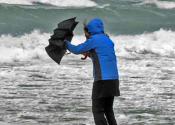 Una mujer lucha contra el viento // iStock/Chameleonseye