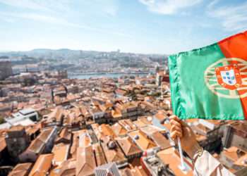 Bandera de Portugal sobre Oporto // iStock/RossHelen