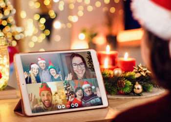 Una niña realiza una videollamada por Navidad // iStock/Adrian Vidal