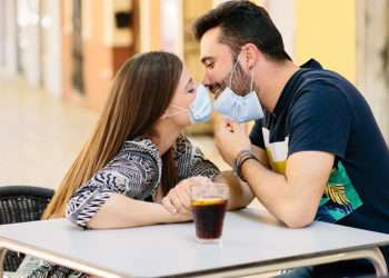 Una pareja, en tiempos de pandemia // iStock/Pedro Talens Masip