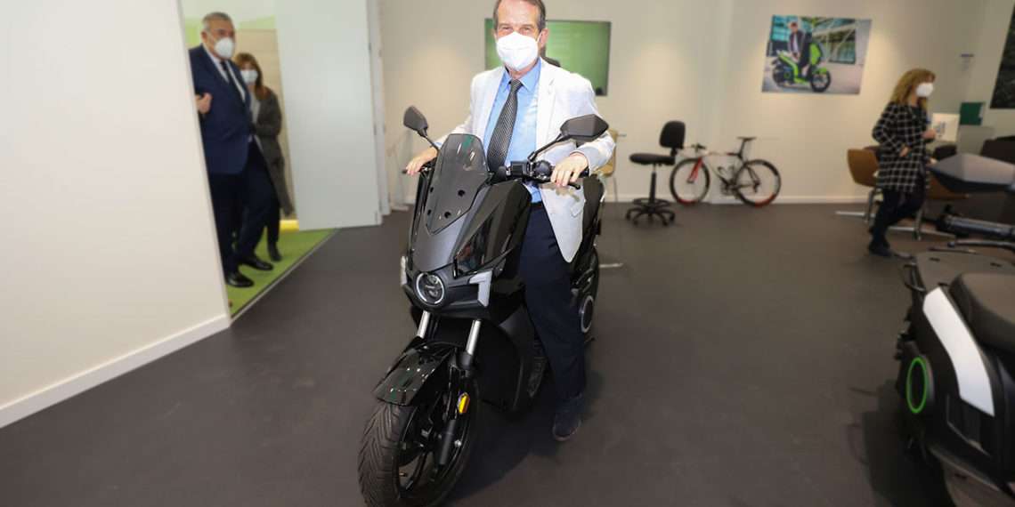 Caballero, en la inauguración de una tienda de vehículos eléctricos