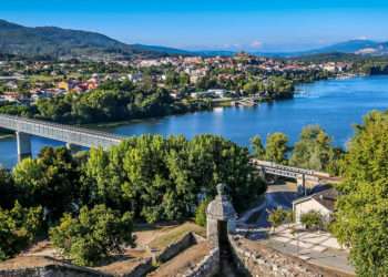 Vista de Tui desde Valença con el puente internacional de de 1884 // iStock-RS74