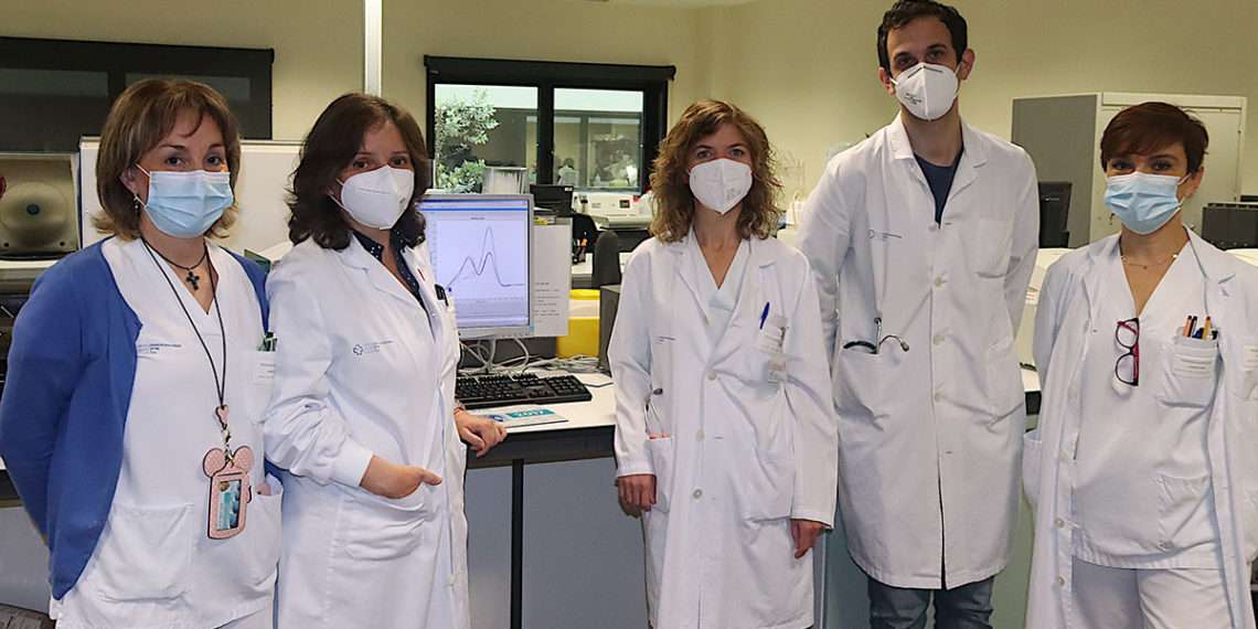 Las doctoras María Torres y Milagros Blanco acompañadas por parte del equipo de técnicos de laboratorio.