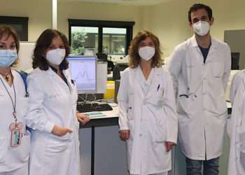 Las doctoras María Torres y Milagros Blanco acompañadas por parte del equipo de técnicos de laboratorio.