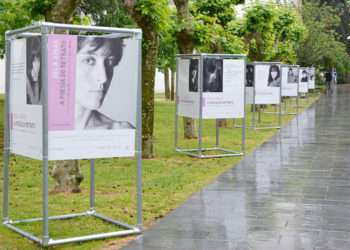 A exposición 'Xela Arias. A poesía do retrato' está ubicada no Paseo da Igualdad