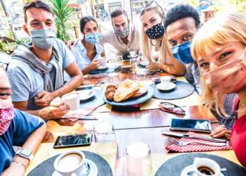 El número máximo de grupos de no convivientes se amplía en Galicia // iStock/ViewApart