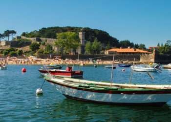 Playa Ribeira en Baiona // jorgefran-iStock