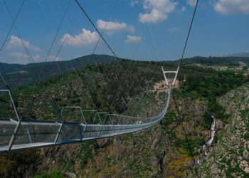 Vista del puente colgante más largo del mundo en Arouca // 516arouca.pt