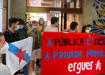 Estudiantes en la sede de IESIDE de Vigo // ERGUER