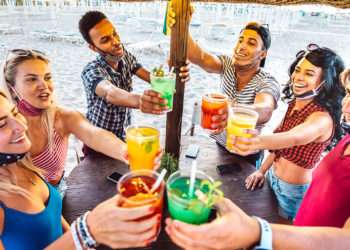 Cambios en la normativa de reuniones entre no convivientes // iStock/View Apart