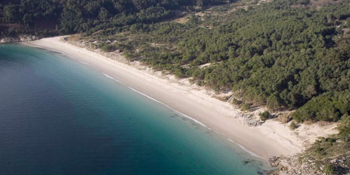 Rías Baixas al desnudo: las mejores playas nudistas para un bronceado sin marcas