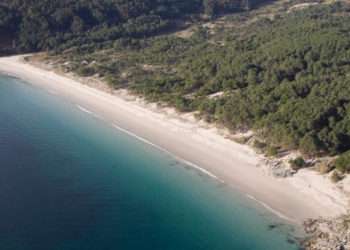 Rías Baixas al desnudo: las mejores playas nudistas para un bronceado sin marcas