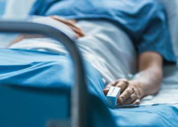 Joven ingresado en un centro hospitalario // iStock/Gorodenkoff