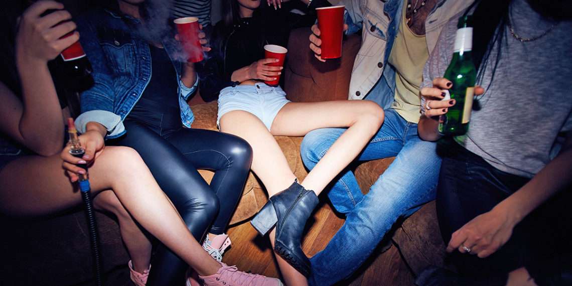 Jóvenes en una fiesta privada // iStock/shironosov