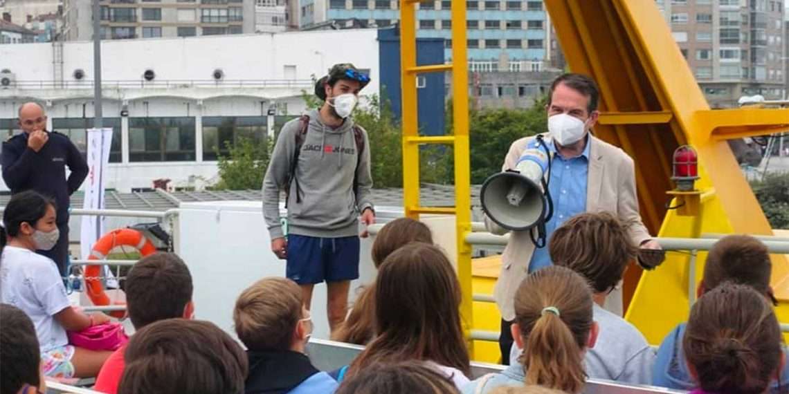Abel Caballero saludo a los jóvenes que viajan por la Ría de Vigo dentro del programa municipal de actividades
