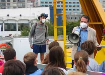 Abel Caballero saludo a los jóvenes que viajan por la Ría de Vigo dentro del programa municipal de actividades