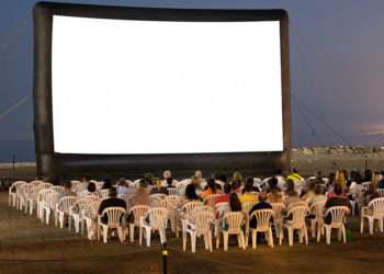 Imagen de una sesión de cine al aire libre en una playa