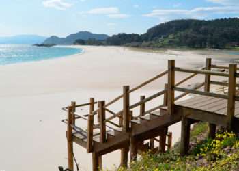 Uno de los accesos a la playa de Rodas // Cíes Patrimonio