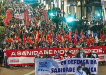 Multitudinaria manifestación en Vigo en defensa de la sanidad pública // MARTA VÁZQUEZ