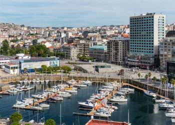 Vista de la ciudad de Vigo // iStock/vale_t