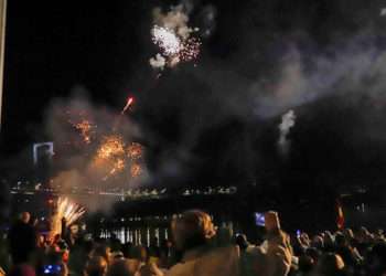 Los fuegos artificiales iluminar la ría de Vigo // FOTOS: MARTA VÁZQUEZ