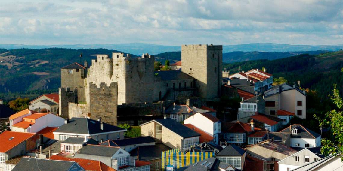 Castillo de Castro Caldelas / Consorcio de Turismo Ribeira Sacra