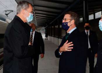 Núñez Feijóo, saludando al Rey durante la inauguración del AVE a Galicia // CASA REAL