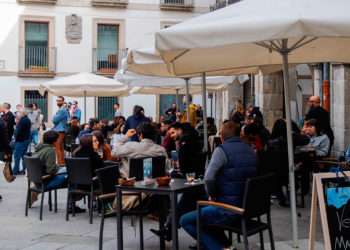 Grupos de comensales sentados en una terraza de un establecimiento en Vigo // EUROPA PRESS