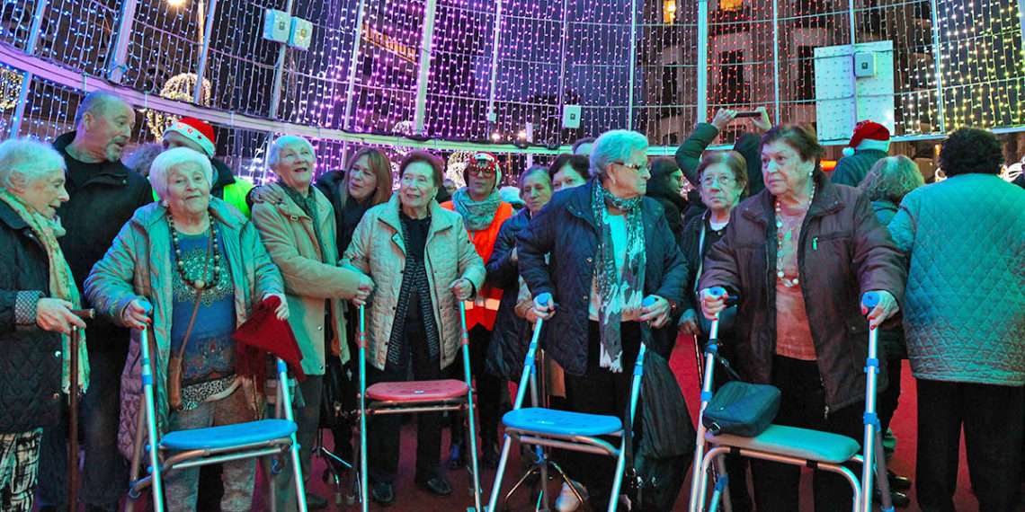 Ancianos durante una visita al alumbrado de Navidad de 2018 // ARCHIVO