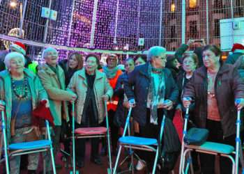 Ancianos durante una visita al alumbrado de Navidad de 2018 // ARCHIVO