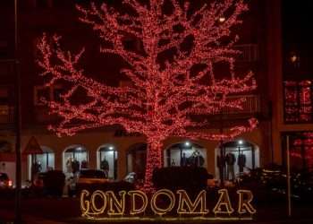 El Árbol Rojo, uno de los símbolos de la Navidad de Gondomar // CONCELLO DE GONDOMAR