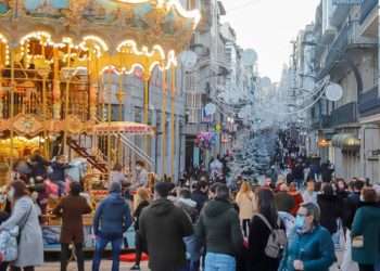 Un grupo de personas observa el encendido navideño tras varios días de lluvia, a 12 de diciembre de 2021, en Vigo // EUROPA PRESS / MARTA VÁZQUEZ