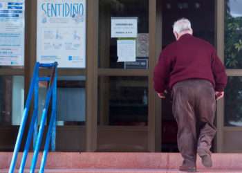 Un hombre entra a un centro de salud en Galicia // EUROPA PRESS / CARLOS CASTRO