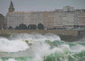 Fuerte oleaje en las playas de A Coruña este sábado, 8 de enero // M DYLAN // EUROPA PRESS