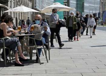 Un grupo de personas charla en la terraza de un local de hostelería // EUROPA PRESS