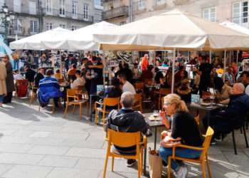 Grupos de comensales sentados en una terraza de un establecimiento del centro de Vigo // MARTA VÁZQUEZ / EUROPA PRESS