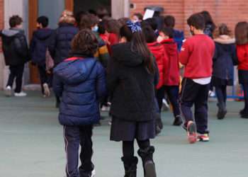 Un grupo de niños en el patio del colegio sin mascarilla // EUROPA PRESS